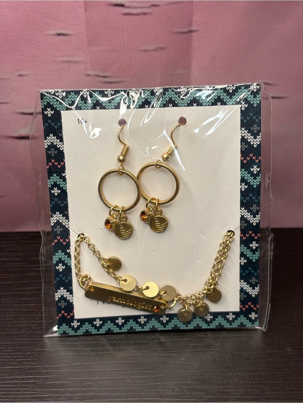 Yarnologist necklace and earrings set gold tone. New.